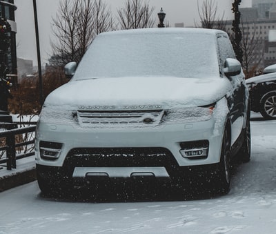 冰雪覆盖的路虎揽胜SUV